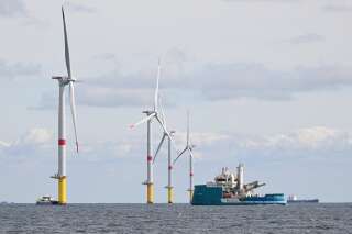 Une éolienne et une sous-station électrique photographiées sur le premier parc éolien offshore français au large de La Turballe, dans l’ouest de la France, le 30 septembre 2022.