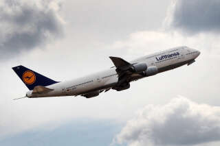 (FILES) In this file photo taken on August 1, 2022 a Lufthansa Boeing 747 is pictured overhead at the airport in Frankfurt am Main, western Germany. - The Italian Ministry of Economy announced on January 27, 2023 that it has signed the letter of intent submitted by German airline giant Lufthansa to acquire a minority stake in ITA Airways. (Photo by Daniel ROLAND / AFP)