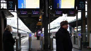 A photo shows screens displaying a traffic alert message at a platform entrance during a total traffic shutdown at the Gare de l'Est train station in Paris on January 24, 2023. - The Gare de l'Est train station in Paris suffered a total traffic shutdown on January 24 after a signalling malfunction that officials said was caused by vandalism. A fire broke out at a signals point during the morning rush shortly before 8:30 am (0730 GMT) in what was first thought to be an accident, but then turned out to be arson, they said. (Photo by Thomas SAMSON / AFP)