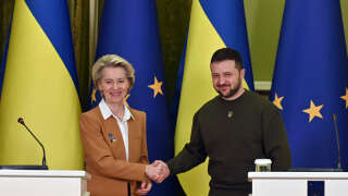 Ukrainian President Volodymyr Zelensky and President of the European Commission Ursula von der Leyen shake hands after a joint press conference after talks in Kyiv on February 2, 2023. - The European Commission chief announced she had arrived in Kyiv with a team of commissioners and the bloc's most senior diplomat, a day before a Ukraine-European Union summit in the war-torn country. (Photo by Sergei SUPINSKY / AFP)