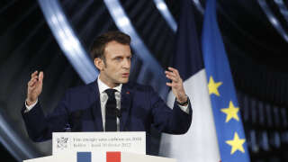 Le président français Emmanuel Macron prononce un discours sur le site principal de production de GE Steam Power System pour ses systèmes de turbines nucléaires à Belfort, dans l’est de la France, le 10 février 2022.
