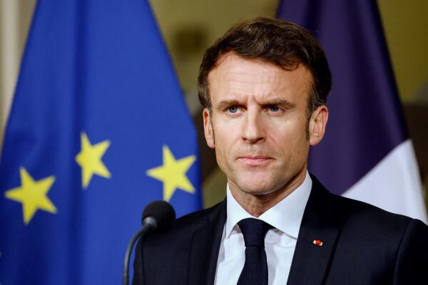 Que fait Emmanuel Macron (ici le 30 janvier à La Haye) pendant que son gouvernement prend la foudre sur la réforme des retraites ?