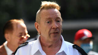 Le leader des Sex Pistols, John Lydon, également connu sous le nom de Johnny Rotten, arrive au bâtiment Rolls, dans le centre de Londres, le 22 juillet 2021