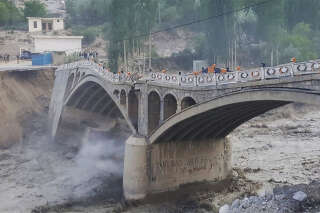 Cette photo, prise le 7 mai 2022, montre un pont partiellement effondré à cause des inondations créées par la rupture d’un lac glaciaire à Hassanabad au Pakistan
