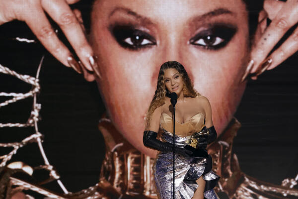 LOS ANGELES, CALIFORNIA - FEBRUARY 05: Beyoncé accepts the Best Dance/Electronic Music Album award for 