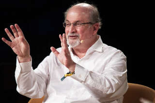 Six mois après son agression, Salman Rushdie n’a pas perdu son sens de l’humour (et publie un nouveau livre) 
