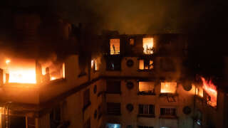 This handout picture taken and released by the Paris firefighters brigade (BSPP) in the night of February 5, 2019 shows a fire in a building in Erlanger street in the 16th arrondissement in Paris, that killed 8 people. - A woman has been arrested over a deadly blaze that killed eight people in Paris and police are treating the fire as a possible arson attack, a prosecutor said early on February 5. (Photo by Benoît Moser / BSPP - Brigade de sapeurs-pompiers de Paris / AFP) / RESTRICTED TO EDITORIAL USE - MANDATORY CREDIT 
