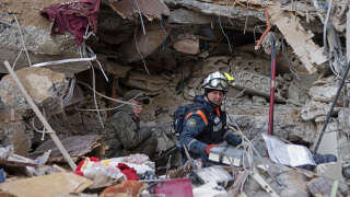 Des secouristes russes recherchent des survivants et des victimes sous les décombres d’un bâtiment effondré dans la ville de Jableh, dans la province de Lattaquié, au nord-ouest de la Syrie, à la suite d’un tremblement de terre, le 7 février 2023.