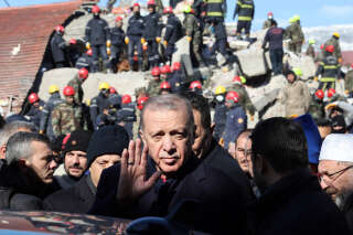 Turkish President Recep Tayyip Erdogan tours the site of destroyed buildings during his visit to the city of Kahramanmaras in southeast Turkey, two days after the severe earthquake that hit the region on February 8, 2023. - The death toll from a massive earthquake that struck Turkey and Syria rose above 11,200 on February 8, 2023 as rescuers raced to save survivors trapped under debris in the winter cold. (Photo by Adem ALTAN / AFP)