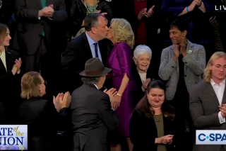 Ce baiser entre Jill Biden et le mari de Kamala Harris a déconcerté tout le monde