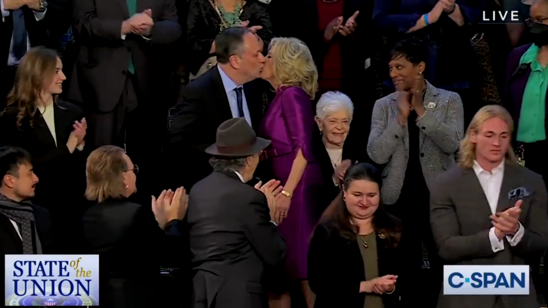 Ce baiser entre Jill Biden et le mari de Kamala Harris a déconcerté tout le monde