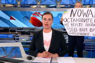 Comment Marina Ovsiannikova a fui la Russie après avoir brandi une pancarte « anti-guerre » à la télé