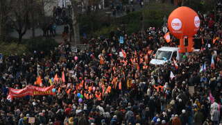 Des manifestants tenant des drapeaux du syndicat de la CFDT assistent à une manifestation au quatrième jour des rassemblements nationaux organisés depuis le début de l’année, ce samedi 11 février 2023 à Paris.
