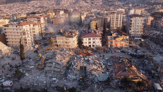 Des bâtiments effondrés à Antakya le 11 février 2023, après le tremblement de terre de magnitude 7,8 qui a frappé le sud-est du pays en début de semaine.