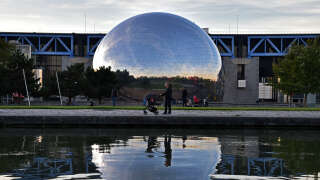 The French architect and urban planner Adrien Fainsilber, who created the perfect sphere of the Geode located in the Parc de la Villette in Paris, left behind several major architectural works of the French landscape.