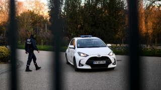 A municipal policeman walks next to a car of city of Paris' security services in the Buttes-Chaumont park, in the 19th arrondissement of Paris, on February 13, 2023. - A piece of a woman's body was found on February 13, 2023 in the Buttes-Chaumont park, the Paris public prosecutor's office and a source close to the investigation said. An investigation has been opened for murder and the investigations have been entrusted to the criminal brigade of the Parisian judicial police, the public prosecutor said. (Photo by Christophe ARCHAMBAULT / AFP)