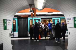 Commuters disembark at metro station, during a nationwide strikes against the government's pension reform plan, in Paris on January 31, 2023, with most Paris metro and suburban rail services severely restricted, the capital's transport operator RATP has said. - France is bracing for major transport blockages, with mass strikes and protests set to hit the country for the second time in a month in objection to a planned reform to raise the retirement age. (Photo by Christophe ARCHAMBAULT / AFP)