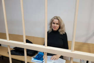 Photo diffusée par le média indépendant russe Sota et reprise par le Comité pour la protection des journalites montrant Maria Ponomarenko au tribunal de Saint-Pétersbourg en avril 2022.