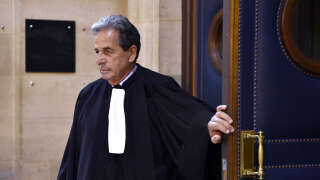 (FILES) In this file photo taken on July 04, 2016 French Pierre Haik, lawyer of Chairman and CEO of Dassault Group and Les Republicains French Senator Serge Dassault, stands as he arrives for his client's trial at the court house in Paris. - Pierre Haïk, who defended Nicolas Sarkozy, Serge Dassault and Charles Pasqua, died at the age of 72, announced on February 19, 2023 on Twitter France's Minister of Justice Eric Dupond-Moretti. (Photo by ALAIN JOCARD / AFP)