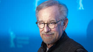 US director, producer and screenwriter Steven Spielberg poses during a photo call for the film 'The Fabelmans', presented as 'Homage' at the Berlinale, Europe's first major film festival of the year, on February 21, 2023 in Berlin. - The Homage of the Berlinale celebrates the films of US director, producer and screenwriter Steven Spielberg, who will be presented with an Honorary Golden Bear for lifetime achievement on February 21. (Photo by STEFANIE LOOS / AFP)