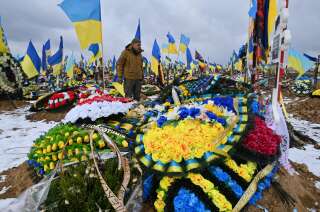 Un homme marche parmi les tombes de soldats ukrainiens dans « l’allée de la gloire » d’un cimetière de Kharkiv, en Ukraine, le 16 février 2023.