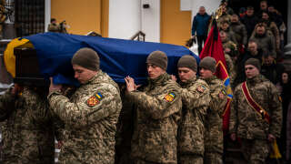 Comme depuis douze mois maintenant, les soldats ukrainiens comme russes portent les cercueils des militaires tués au combat en Ukraine, au milieu de l’invasion russe.