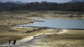 Le gouvernement s’apprête à dévoiler des mesures de restrictions d’eau inédites pour un mois de mars alors que la sécheresse hivernale est historique en France. (Illustration : lac de Montbel, partiellement asséché, dans le sud-ouest de la France, le 21 février 2023)