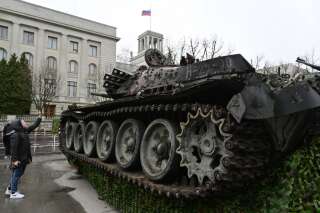 Comment un char de l’armée russe détruit en Ukraine s’est retrouvé devant l’ambassade de Russie à Berlin