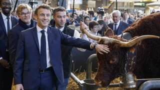 Emmanuel Macron, le ministre de l’Agriculture Marc Fesneau et le Secrétaire d’État à la Mer Hervé Berville au Salon de l’agriculture à Paris ce samedi 25 février.