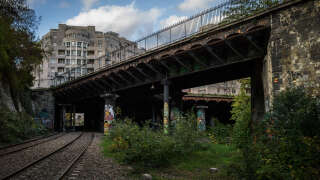 This photo shows a part of the Petite Ceinture railway between Thionville street and Buttes Chaumont park in the 19th arrondissement in Paris on November 12, 2020. - Paris' former Chemin de fer de Petite Ceinture (Small Belt railway), also known as La Petite Ceinture, was a circular railway built from 1852 to 1869 as a means to supply the city's fortification walls, and as a means of transporting merchandise and passengers between Paris' major railway stations. (Photo by Michel RUBINEL / AFP)