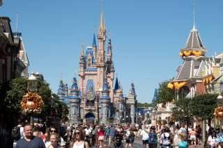 Contre la « culture woke », Ron de Santis révoque ces droits spéciaux de Disney en Floride