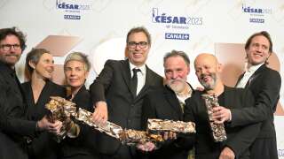 Une récompense de plus pour l’équipe du film « La Nuit du 12 », posant ici avec leurs six César, à l’issue de la cérémone des César 2023, le 24 février à Paris.
