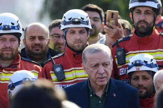 Toujours critiqué sur la gestion du séisme, Erdogan demande finalement « pardon »