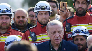 Le président turc Recep Tayyip Erdogan, ici dans la province sinistrée d’Hatay, a demandé « pardon » ce lundi 27 février pour des retards dans les secours.