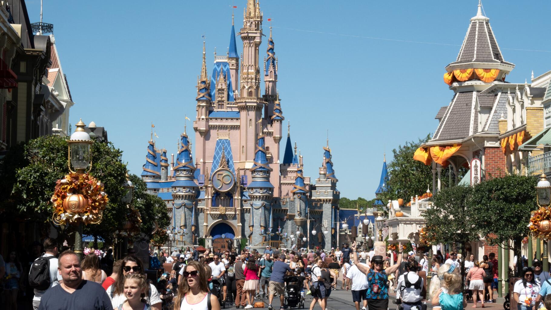 Ron DeSantis valt de ‘waakcultuur’ van Disney en Florida aan en trekt de franchise in