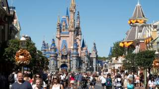 Accusé par le gouverneur de Floride d’endoctriner des enfants sur les questions LGBT+, Disney vient de perdre son statut spécial dans cet État américain, qui abrite le parc d’attractions Disney World à Orlando.