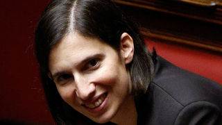 La jeune députée de 37 ans, Elly Schlein a battu ce dimanche 26 février Stefano Bonaccini pour la direction du Parti démocrate (PD).
