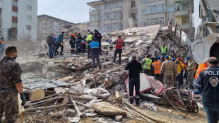 Les sauveteurs poursuivent leurs opérations de recherche parmi les décombres de bâtiments effondrés dans le district de Yesilyurt à Malatya en Turquie.