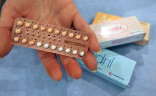 Une personne tient une plaquette de pilules contraceptives, le 13 octobre 2009, dans une pharmacie à Caen. AFP PHOTO MYCHELE DANIAU (Photo by MYCHELE DANIAU / AFP)