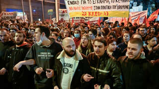 Students take part in a protest following a deadly train accident on February 28, 2023, near the city of Larissa, central Greece where 38 people died, outside the Hellenic Train headquarters, in Athens, on March 1, 2023. - Hundreds took to the streets in Athens, blaming the government for the privatisation of the Hellenic Train company after a deadly collision between two trains caused a derailment near the Greek city of Larissa late at night on February 28, 2023, authorities said. The Greek government announced 3 days of national mourning. (Photo by Louisa GOULIAMAKI / AFP)