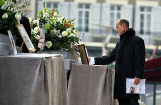 Le partenaire d’Agnès Lassalle, Stéphane Voirin, se recueille lors de la cérémonie funéraire organisée à l’église Sainte Eugénie de Biarritz.
