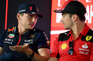 Grande discussion entre le pilote néerlandais Max Verstappen et le Monégasque de Ferrari Charles Leclerc, lors d’une conférence de presse avant le premier GP de la saison, à Bahreïn.