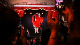 La Maison Blanche a déclaré ce vendredi 3 mars que l’interdiction de représentations de drag queens dans le Tennessee était « dangereuse ». (Image d’illustration : spectacle de drag queens dans un pub de Moscou, le 13 novembre 2022).