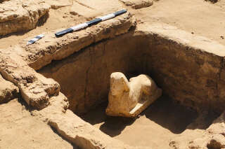 Un sphinx « souriant à fossettes » découvert en Égypte