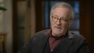 Le réalisateur américain Steven Spielberg pendant l’interview de Stephen Colbert pour « The Late Show », le jeudi 2 mars.