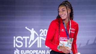 Nafissatou Thiam sur le podium des Championnats d’Europe d’athlétisme en salle à Istanbul, en Turquie, le 4 mars.
