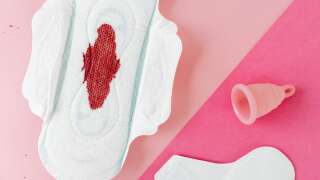 Selon l’association Règles Élémentaires, 4 millions de femmes sont concernées par la précarité menstruelle, et 3 millions d’entres elles ont plus de 25 ans.