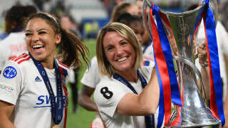 L'entraîneure lyonnaise Sonia Bompastor soulève le trophée remporté par son équipe lors de la finale de la Women's Champions League contre Barcelone le 21 mai 2022.
