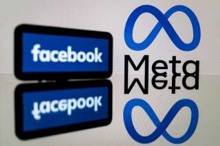(FILES) This file illustration photo taken on January 12, 2023, in Toulouse, southwestern France, shows a smartphone and a computer screen displaying the logos of the social network Facebook and its parent company Meta. - Facebook owner Meta is working on a new 