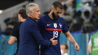 France's coach Didier Deschamps (L) greets France's forward Karim Benzema (R) after being substituted during the UEFA EURO 2020 Group F football match between France and Germany at the Allianz Arena in Munich on June 15, 2021. (Photo by FRANCK FIFE / POOL / AFP)